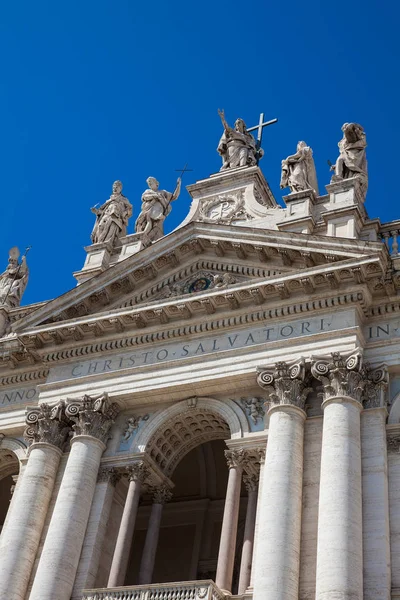 Utsmyckade fasaden av Ärkebasilikan Saint John Laterano i Rom — Stockfoto