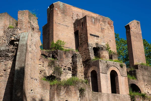 Rovine di un'antica fontana monumentale chiamata Trofei di Mario costruita nel 226 d.C. e situata in Piazza Vittorio Emanuele II a Roma — Foto Stock