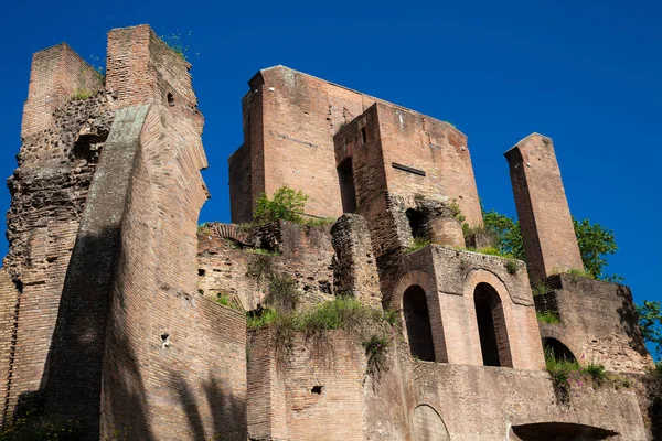 Ruínas de uma antiga fonte monumental chamada Trofei di Mario construída em 226 AD e localizada na Piazza Vittorio Emanuele II em Roma — Fotografia de Stock