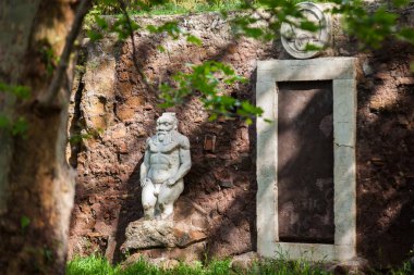 16. yüzyıldan kalma ve Roma'daki Piazza Vittorio Emanuele Ii'de yer alan antik Magic Door, Porta Alchemica olarak da adlandırılan