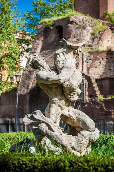 Statua e resti dell'antica fontana monumentale chiamata Trofei di Mario in Piazza Vittorio Emanuele II a Roma — Foto Stock