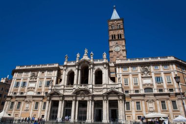 Roma'da 1743 yılında inşa edilmiş Saint Mary Major tarihi Bazilikası ziyaret turistler