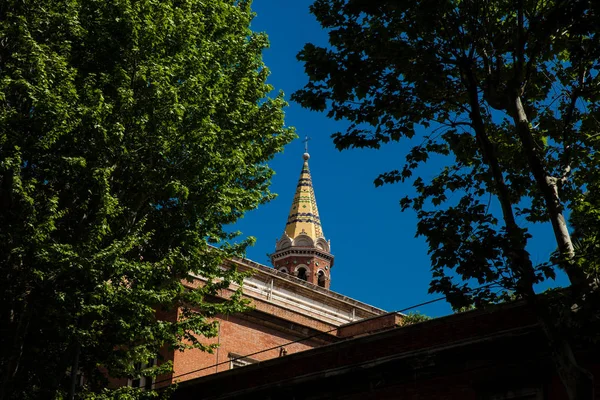 Sopra la torre della Pontificia Università Antonianum costruita nel 1890 a Roma — Foto Stock