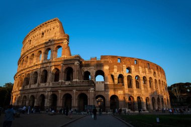 Roma'da altın saat güzel ışık altında ünlü Kolezyum ziyaret Turistler