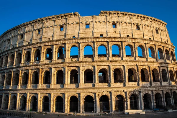 Den berömda Colosseum under det vackra ljuset av den gyllene timmen i Rom — Stockfoto