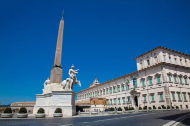İtalya Cumhurbaşkanı'nın Quirinal Sarayı resmi ikamet Roma'da Piazza del Quirinale dioscuri Çeşmesi görülen