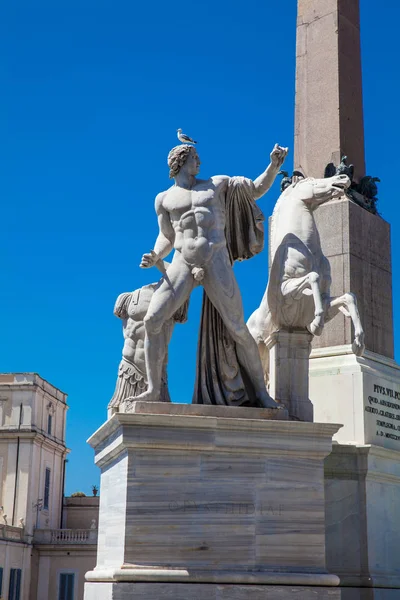 Dettaglio delle statue alla Fontana dei Dioscuri situata in Piazza del Quirinale a Roma — Foto Stock