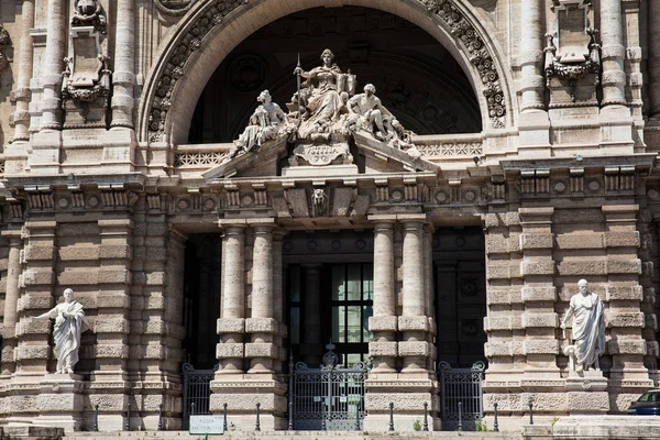 Detalhe do Palácio da Justiça a sede da Suprema Corte de Cassação e da Biblioteca Pública Judicial localizada no distrito de Prati, em Roma, construída entre 1888 e 1910 — Fotografia de Stock