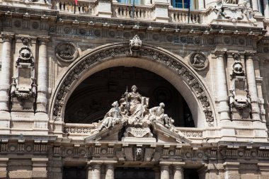 1888 ve 1910 yılları arasında inşa edilen Roma'nın Prati semtinde bulunan Yargıtay ve Yargı Halk Kütüphanesi'nin merkezi Adalet Sarayı'nın detayı