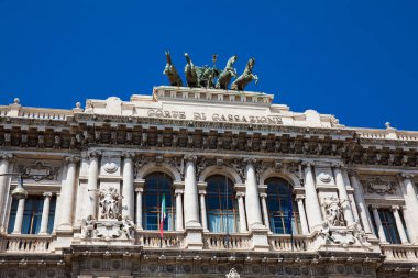 1888 ve 1910 yılları arasında inşa edilen Roma'nın Prati semtinde bulunan Yargıtay ve Yargı Halk Kütüphanesi'nin merkezi Adalet Sarayı'nın detayı