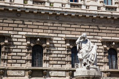 1888 ve 1910 yılları arasında inşa edilen Roma'nın Prati semtinde bulunan Yargıtay ve Yargı Halk Kütüphanesi'nin merkezi Adalet Sarayı'nın detayı