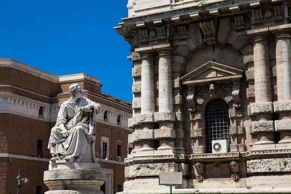 Detalle del Palacio de Justicia la sede de la Corte Suprema de Casación y la Biblioteca Pública Judicial ubicada en el distrito de Prati de Roma construida entre 1888 y 1910 — Foto de Stock