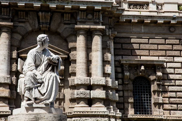 Деталь Дворца правосудия - резиденция Кассационного суда и Судебной публичной библиотеки, расположенной в районе Прати Рима, построенной между 1888 и 1910 годами. — стоковое фото