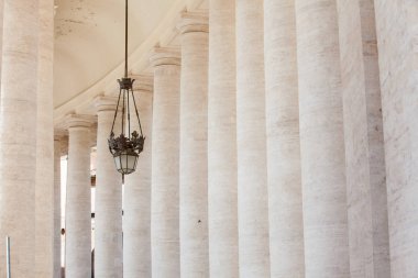 Roma'da Vatikan'daki St. Peter Meydanı'ndaki güzellik rullu Dor sütununun detayı