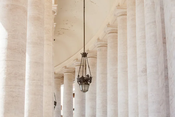 Részlet a beautirul Doric Colonnade a St. Peter tér a Vatikán város Rómában — Stock Fotó
