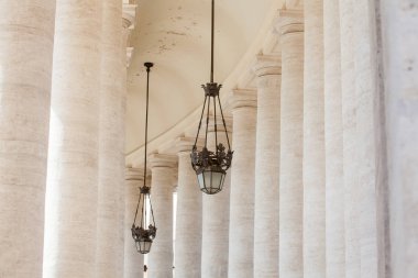 Roma'da Vatikan'daki St. Peter Meydanı'ndaki güzellik rullu Dor sütununun detayı