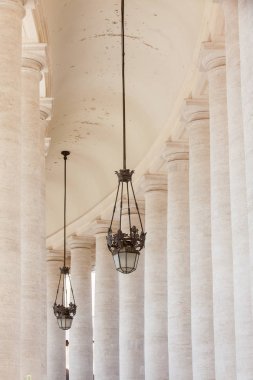 Roma'da Vatikan'daki St. Peter Meydanı'ndaki güzellik rullu Dor sütununun detayı