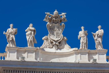 Chigi arması ve Vatikan'da 1667'de inşa edilen Aziz Peter Meydanı'nın sütunlarını taçlandıran aziz heykellerinin ayrıntıları