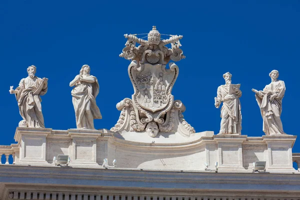 Dettaglio degli stemmi Chigi e delle statue di santi che incoronano i colonnati di Piazza San Pietro costruiti nel 1667 sulla Città del Vaticano — Foto Stock