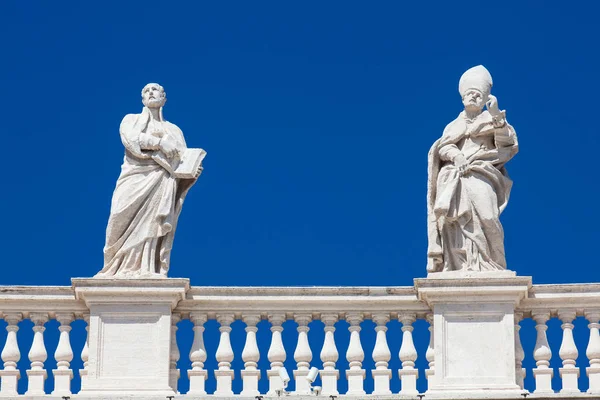 Detalle de las estatuas de santos que coronan las columnatas de la Plaza de San Pedro construidas en 1667 en la Ciudad del Vaticano — Foto de Stock