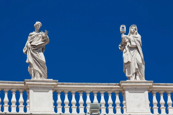 Detalle de las estatuas de santos que coronan las columnatas de la Plaza de San Pedro construidas en 1667 en la Ciudad del Vaticano — Foto de Stock