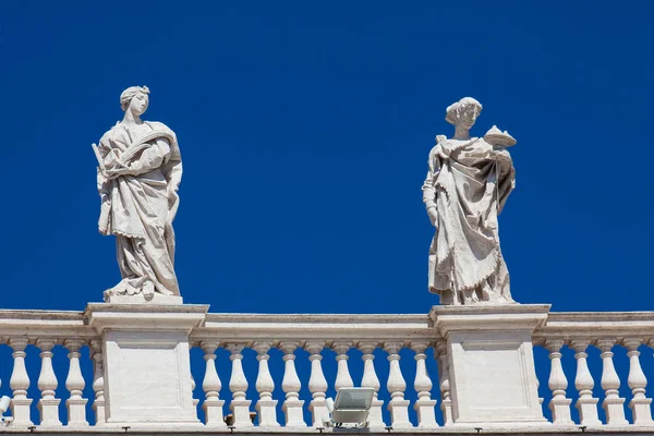 Detalle de las estatuas de santos que coronan las columnatas de la Plaza de San Pedro construidas en 1667 en la Ciudad del Vaticano — Foto de Stock