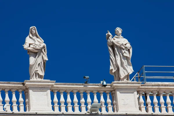 Detalle de las estatuas de santos que coronan las columnatas de la Plaza de San Pedro construidas en 1667 en la Ciudad del Vaticano — Foto de Stock