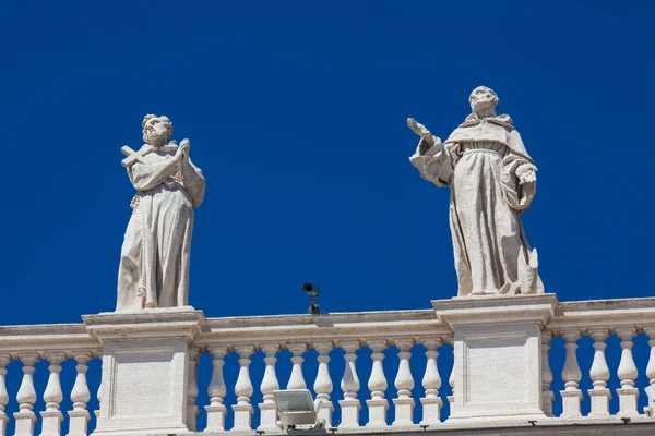 Vatikan'da 1667'de inşa edilen Aziz Petrus Meydanı'nın sütunlarını taçlandıran aziz heykellerinin detayları — Stok fotoğraf