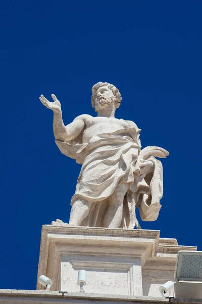 Dettaglio delle statue di santi che incoronano i colonnati di Piazza San Pietro costruiti nel 1667 sulla Città del Vaticano — Foto Stock