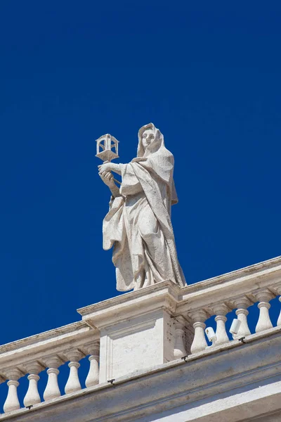 Dettaglio delle statue di santi che incoronano i colonnati di Piazza San Pietro costruiti nel 1667 sulla Città del Vaticano — Foto Stock