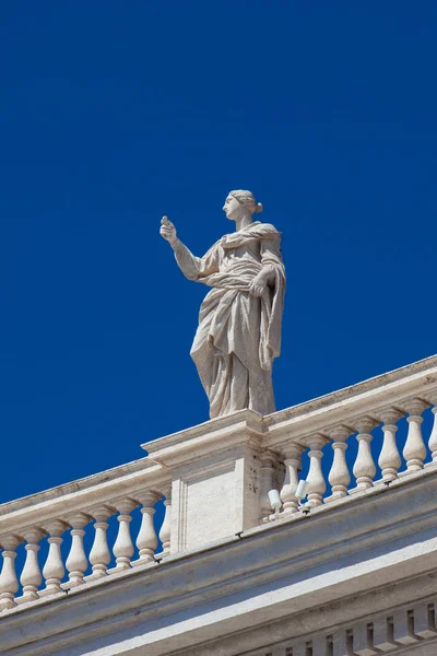 Detalle de las estatuas de santos que coronan las columnatas de la Plaza de San Pedro construidas en 1667 en la Ciudad del Vaticano — Foto de Stock