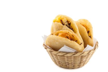 Arepa de huevo. Geleneksel Kolombiya kızarmış arepa beyaz arka plan üzerinde yumurta ve rendelenmiş et ile dolu