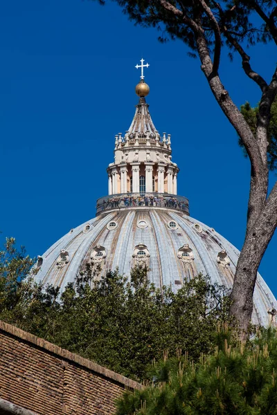 Kupol av den påvliga basilikan St. Peter i Vatikanen sett från Viale Vaticano — Stockfoto