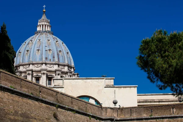 Kupol av den påvliga basilikan St. Peter i Vatikanen sett från Viale Vaticano — Stockfoto