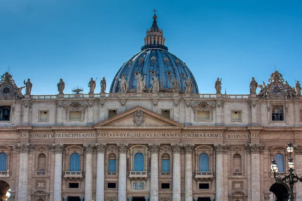 Fasaden och kupolen på den påvliga basilikan St. Peter i Vatikanen — Stockfoto