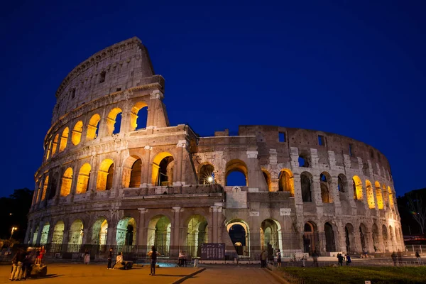 Touristen besuchen das berühmte Kolosseum bei Nacht in Rom — Stockfoto