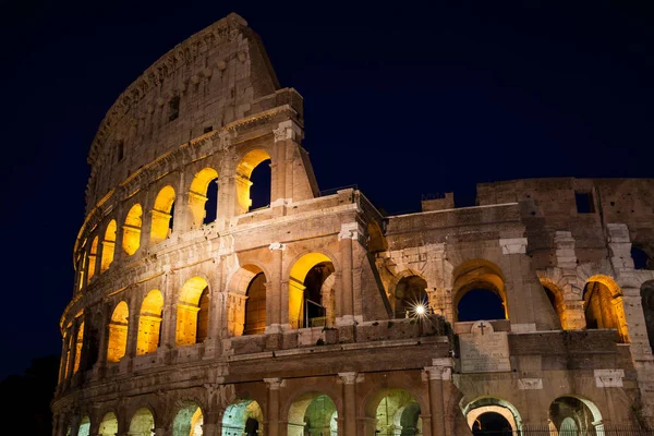 El famoso Coliseo de noche en Roma — Foto de Stock