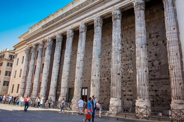 Tourists and locals at the surviving side colonnade of the Temple of Hadrian — Stock Photo, Image