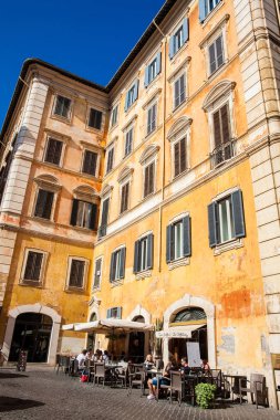 Güzel bir erken bahar gününde Roma şehir merkezinde bir restoranda Turistler