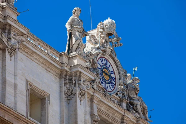 Vatikan'daki Aziz Petrus Bazilikası'nı taçlandıran saatlerin detayı — Stok fotoğraf