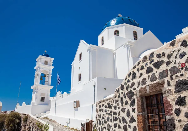 Kościół Anastasi znajduje się w Imerovigli na wyspie Santorini w pięknym wczesnym dniu wiosny — Zdjęcie stockowe