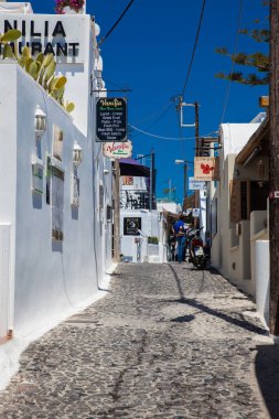 Güzel bir erken bahar gününde Santorini Adası'nda Fira City güzel sokakları