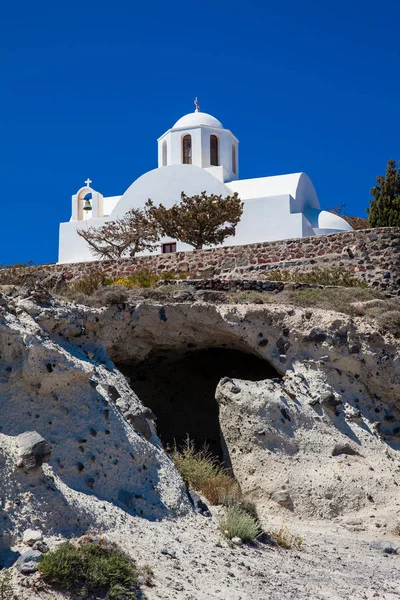 Iglesia de San Marcos situada junto a la ruta de senderismo entre Fira y Oia en la isla de Santorini — Foto de Stock