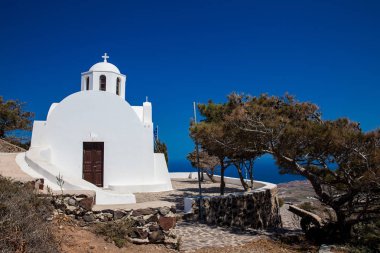 Santorini Adası Fira ve Oia arasındaki yürüyüş yolu yanında bulunan Saint Mark Kilisesi