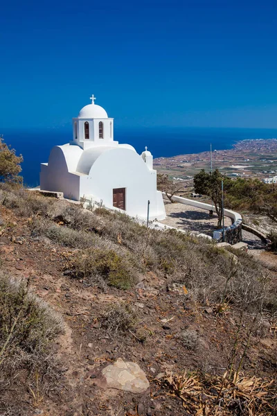 Iglesia de San Marcos situada junto a la ruta de senderismo entre Fira y Oia en la isla de Santorini — Foto de Stock