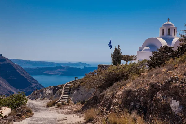 Iglesia de San Marcos situada junto a la ruta de senderismo entre Fira y Oia en la isla de Santorini —  Fotos de Stock