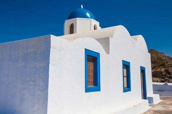 Kościół Profitis Ilias znajduje się obok ścieżki pieszej nr 9 między Fira i Oia na Santorini Island — Zdjęcie stockowe