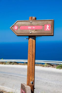Santorini Adası'nda Fira ve Oia arasındaki yürüyüş yolunu gösteren sinyal ok
