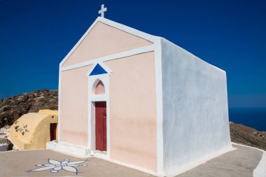 Santorini Adası Fira ve Oia arasındaki yürüyüş yolu yanında Güzel küçük kilise