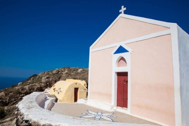Santorini Adası Fira ve Oia arasındaki yürüyüş yolu yanında Güzel küçük kilise